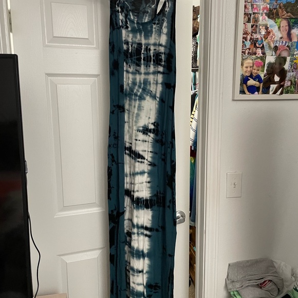 Multiple different dresses - Picture 13 of 14